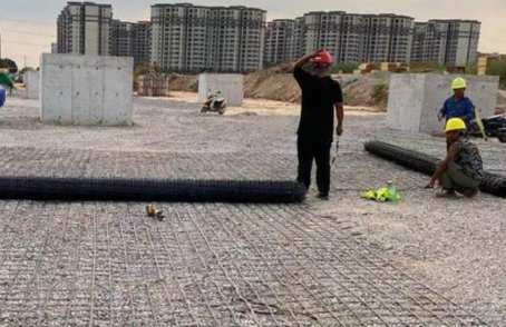 禄丰土工格栅铺设前地基要怎么处理？